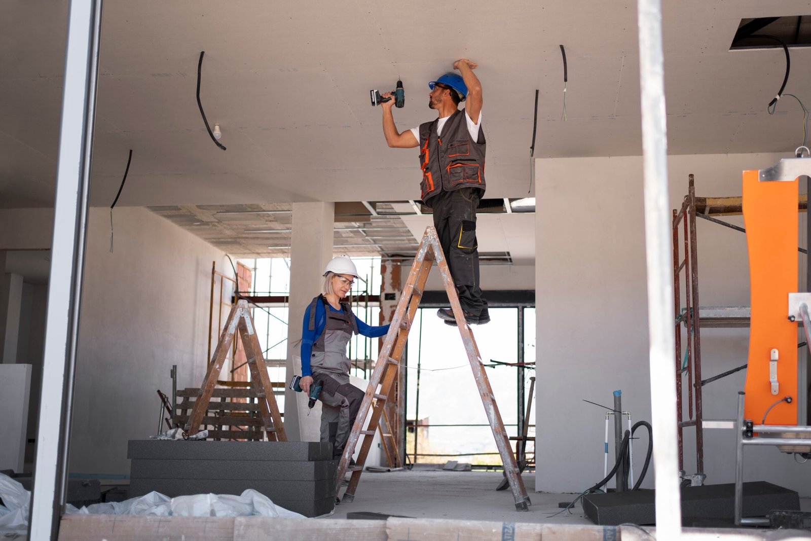 full-shot-man-woman-standing-ladder (1)
